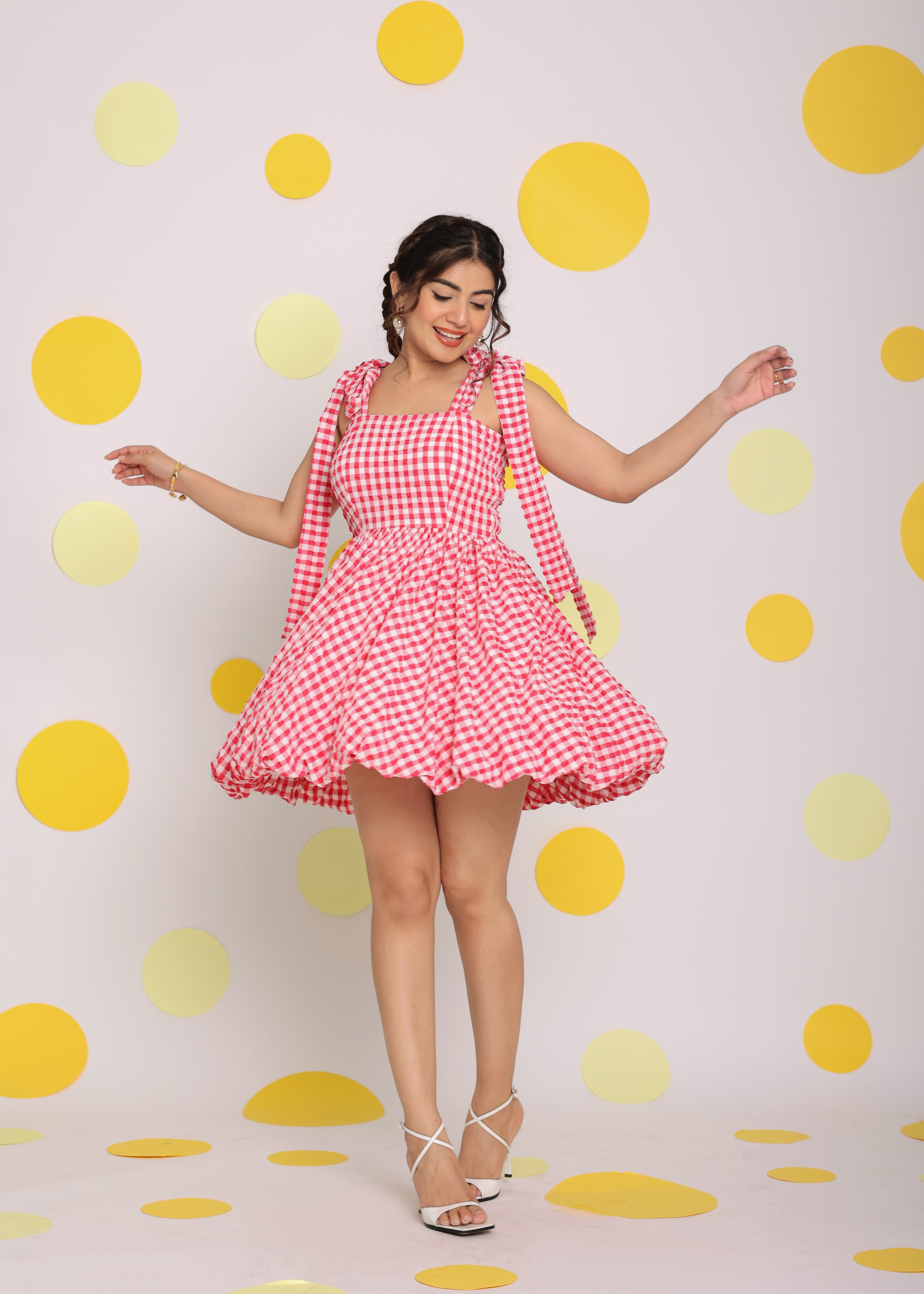 สีชมพูและสีขาว