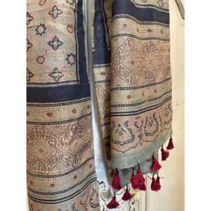 Pañuelo de Seda Ajrakh Tussar con Estampado a Mano de Estrellas al Atardecer, 100% Satén, Largo, Cuadrado, para Uso en Verano e Invierno - Product Image 6