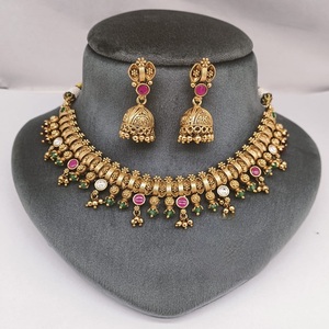 Collier élégant de haute qualité avec finition dorée Ensemble de boucles d'oreilles pour la collection de vêtements de mariage pour femmes et filles - Product Image 1