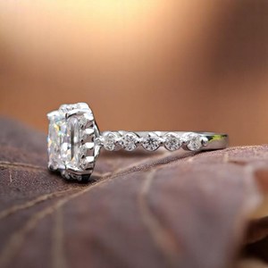 Bague de fiançailles de luxe en argent sterling 925 avec pavé de moissanite taille princesse vintage, design halo en grappe - Product Image 5