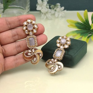 Boucles d'oreilles Kundan légères avec perles détaillant des bijoux ethniques élégants pour une fête quotidienne et une tenue de mariée indienne - Product Image 3