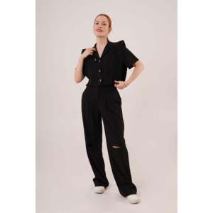 Conjunto de Dos Piezas para Mujer Lustrin: Blusa Negra con Bolsillos y Botones y Pantalones con Detalle en la Rodilla - Mezcla de Poliéster y Viscosa, Estilo Casual - Product Image 1
