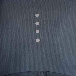เสื้อยืดออกกำลังกายผ้าถักโพลีเอสเตอร์ 100% สีเทา แห้งเร็ว น้ำหนักเบา เหมาะสำหรับออกกำลังกาย พร้อมลายพิมพ์ซิลค์สกรีน หมายเลขรุ่นพิมพ์บนเสื้อยืด - Product Image 5
