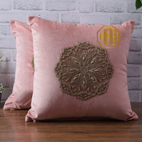Housse de coussin en velours rose poudré faite à la main avec médaillon perlé, taie d'oreiller de luxe brodée pour canapé, lit