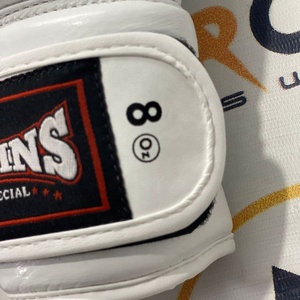 นวมฝึกซ้อมมวยไทยคู่แฝด หนังวัวแท้ ปรับแต่งได้ สีขาว 8 ออนซ์ สำหรับการฝึกซ้อม นวมหนังวัวแท้ - Product Image 5