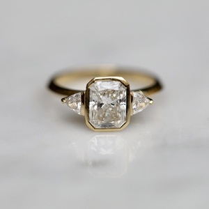 Radiant CutชุดMoissaniteแหวนหมั้น10Kสีเหลืองทองแหวนแต่งงาน2.20 Ctw RadiantสามหินMoissaniteแหวน - Product Image 1