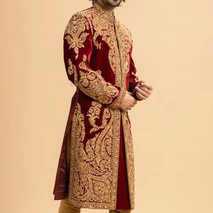 SHERWANI MAROON DE MARIÉ LOURD, ROBE CHUDIDAR D'OR AVEC PERLES DE VERRE EN CRISTAL ORNÉ, TRAVAIL DABKA POUR MARIAGE = 2024 - Product Image 1