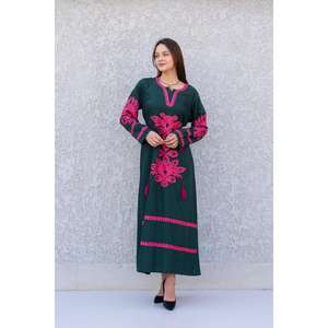 Atractivo Vestido Kaftan Largo Floral de Talla Única para Vacaciones, Bordado Floral, Color Blanco, Estilo Bohemio, Mangas Medias - Product Image 1