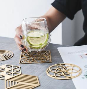 Élégant sous-verre rond en métal pour un look élégant et moderne idéal pour protéger vos meubles et améliorer la décoration Élégant métallique - Product Image 1