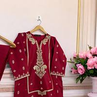 Robe Anarkali indienne longue STITCHED KN SABZAZAR en soie Banarasi et tissu modal de rayonne, édition longue, prix 1799/-.