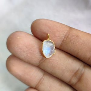 Pendentif en pierre de lune arc-en-ciel brute, pierre de naissance, argent sterling, serti or, 10-12 mm, certifié par un tiers - Product Image 4