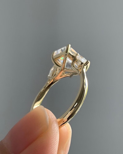 แหวนพลอยสามเม็ดสีเงินสเตอร์ลิง925 2.25CTW ลูกแพร์มรกตแหวนเพชรโมอิสซาไนต์แท้แหวนหมั้นสำหรับงานแต่งงานของผู้หญิง - Product Image 3