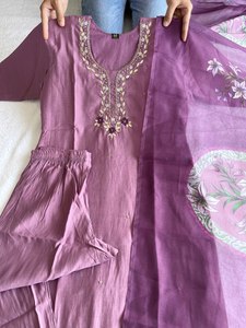 Vente en ligne de tissu de soie romaine de qualité supérieure couleur vin clair imprimé floral fantaisie ensemble Kurti tendance confort d'été à un coût abordable - Product Image 5