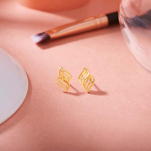 Boucles d'oreilles clous en or plaqué or avec perles et diamants en forme de croix, idéales pour un cadeau de mariage ou de fête - Product Image 1