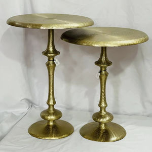 Ensemble de 2 tables d'appoint décoratives en aluminium plaqué or pour une décoration intérieure élégante, rehaussant l'intérieur avec un charme métallique - Product Image 1