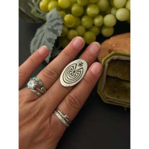 Anillo de Plata de Ley Chapado en Rodio Sonny Gene con Circonita y Perla, Engaste Invisible, Ideal para Uso Diario y Bodas - Product Image 2