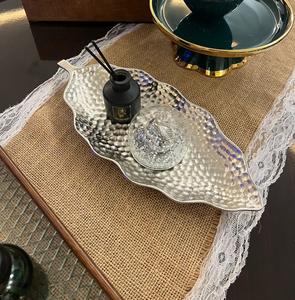 Bandeja de hojas martilladas de aluminio chapado en oro de estilo de lujo, mesa multiusos, Plato decorativo para servir, precio al por mayor, decoración del hogar - Product Image 5