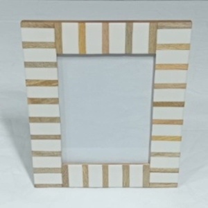 Marco de Fotos de Resina con Incrustaciones de Madera, Duradero, Ligero y de Alta Calidad |   6x4 |   Regalos de Decoración para el Hogar con Logotipo Personalizable en Color, Hechos a Mano por Artesanos - Product Image 1