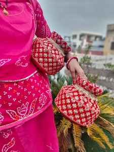 {"defaultLocale":null,"langAndValueMap":{"es_ES":{"autoTranslate":true,"value":"Ghadoli Decorativo Indio Punjabi, Ollas Jaggo, Matka de la Cultura Rajasthaní India, Matka Roja, Kalash Decorativo, Kalash para Pooja","translateEngineVersion":"AE_TRANS"}}} - Product Image 3