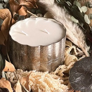 Vela de alta calidad en frasco con acabado pulido que proporciona un brillo cálido y vintage que se siente familiar y atemporal. - Product Image 2