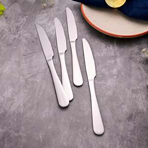 Ensemble de 4 couteaux à steak ShinyChic, élégants et durables, pour une coupe et un service parfaits - Product Image 4