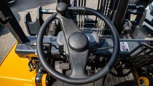 Carrello Elevatore Controbilanciato Usato 2026 Giallo Diesel con Pneumatici, 36.000 Libbre (16.329 Kg) con DSS |   Pronto per l'esportazione - Product Image 2
