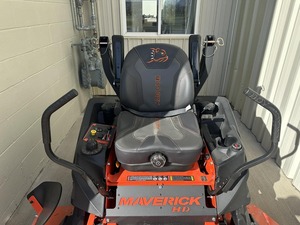 เครื่องตัดหญ้าแบบขี่ได้รุ่น Bad Boy Maverick HD 6000 ปี 2025 ขับเคลื่อนด้วยตัวเอง ใช้ได้ทั้งไฟฟ้าและน้ำมัน พร้อมคุณสมบัติเครื่องยนต์ 2 จังหวะ 4 ตัว สำหรับตัดหญ้า - Product Image 3