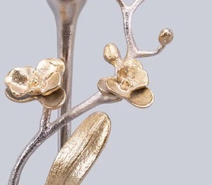 Impresionante portavelas largo de metal dorado y plateado, perfecto para una decoración elegante del hogar y para crear un ambiente cálido y acogedor - Product Image 6