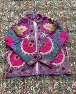 Chaqueta Suzani de terciopelo artesanal bordada a mano de terciopelo con rayas grises Hecho con material de alta calidad y aspecto Suzani - Product Image 2