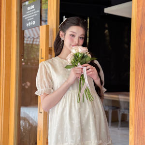 Robe de maternité avec un design droit en mousseline de soie brodée douce confortable à porter V1297 non décoloré - Product Image 3