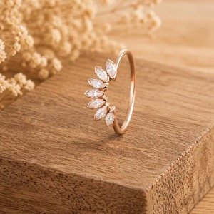 Bague de mariée luxueuse en or massif 14 carats avec diamant de laboratoire taille marquise courbé en chevron 0,42 ct E-F VS, cadeau idéal - Product Image 4