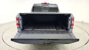 Nissan Frontier PRO-X Pickup Truck d'occasion 2024, conduite à gauche, sièges en cuir, caméra de recul, phares au xénon, écran tactile, 5 places - Product Image 2