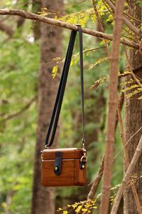 Pochette en bois minimaliste pour femmes, design artisanal avec des chaînes qui s'accordent aux styles décontractés et formels - Product Image 4