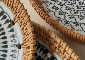 Plateau de service en céramique émaillée et rotin naturel fait à la main décoratif maison stockage tissé panier en rotin cadeau de pendaison de crémaillère - Product Image 3