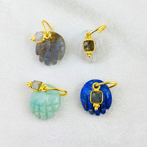 Incroyable pendentif en pierre précieuse sculptée à la main, pierre sculptée avec une petite lunette fantaisie en Labradorite, breloques carrées pour boucle d'oreille et collier - Product Image 1