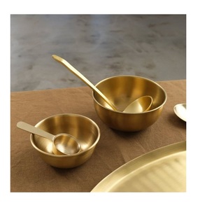 Bols de service en laiton uniques avec des motifs royaux artisanaux adaptés à la décoration intérieure opulente et aux arrangements de table à manger formels - Product Image 1