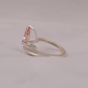 Anillo de compromiso de oro macizo de 14 quilates con estilo de moda Pink Pear Cut Lab Grown Diamond IGI Certified Bezel Setting - Product Image 2