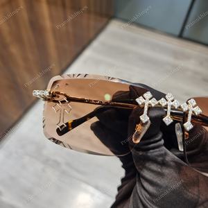 Lunettes de soleil de haute qualité pour hommes, monture en acier inoxydable classique, design croisé avec des strass, personnalisées, serties de moissanite VVS - Product Image 2