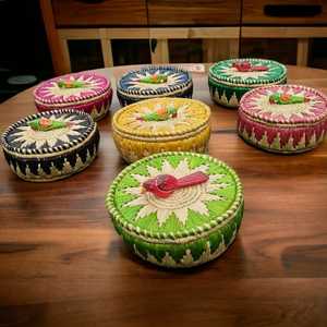 Panier en osier élégant tissé à la main herbe de lune naturelle écologique multicolore avec couvercle prix de gros pour boîte de rangement domestique emballée - Product Image 4