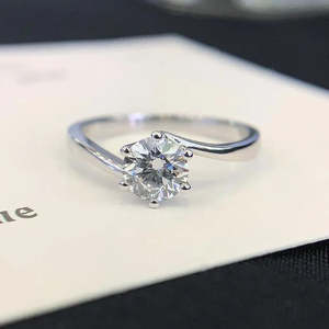 Anillo Solitario Bypass con Diamante de Laboratorio Certificado IGI de 0.70ctw, Diseño Moderno con Corte Redondo - Product Image 1