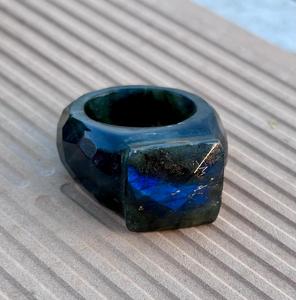 Bague en cristal de labradorite naturelle sculptée à la main de conception unique Bague à facettes en pierres précieuses de forme carrée à facettes de feu bleu - Product Image 5