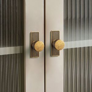 Boutons en laiton faits à la main - Design moderne Finition et taille personnalisables Décoration de meubles durable pour les armoires de chambre à coucher et l'extérieur - Product Image 5