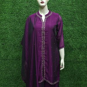 Elegante Conjunto de Kurti Recto Corto hasta la Rodilla con Palazzo Circular y Dupatta de Seda de Cristal Premium con Bordado Étnico Puro Khatali para Mujer, Color Vino - Product Image 1