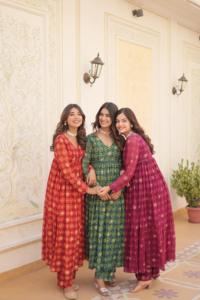 Robe Anarkali jaune pour femme Robe Kurti à fleurs entièrement cousues avec décoration en dentelle pour les mariages et les fêtes Tissu en mousseline de soie - Product Image 2