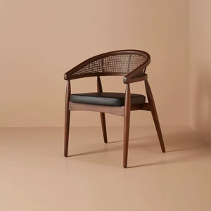 เก้าอี้เท้าแขนทำจากไม้สไตล์โมเดิร์นกลางศตวรรษพร้อมพนักพิงหวายโค้งและเบาะหนังรองนั่งสำหรับห้องรับประทานอาหารหรือพื้นที่เลานจ์ - Product Image 1