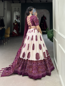 Lujo Gotta Patti Tussar Silk Lehenga Choli Set con Bandhej Print y Tassel Dupatta para compradores a granel de bodas indias - Product Image 6
