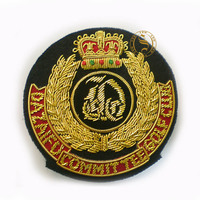 Insignia de blazer de lujo personalizada de calidad premium con alambre dorado de alto brillo, bordada con cuentas, emblema 3D, imán para universidades