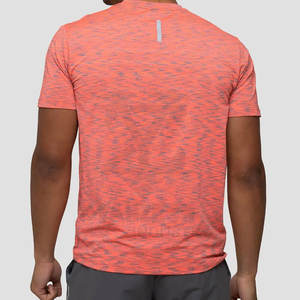 เสื้อยืดออกกำลังกายกีฬาของผู้ชาย2023แห้งเร็วระบายอากาศได้ดีผ้าโพลีเอสเตอร์สแปนเด็กซ์ลายทึบตกแต่งสะท้อนแสง - Product Image 2