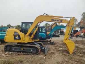 Mini-excavatrice sur chenilles Komatsu PC70-8 d'occasion, modèle 2023, poids opérationnel de 6 tonnes, bon état, composants originaux du Japon - Product Image 3