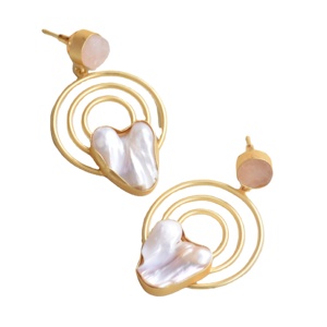 Boucles d'oreilles pendantes en laiton baroque avec perles, plaqué or haute brillance, motif géométrique, quartz rose, pierre naturelle, design unique, vente en gros - Product Image 5